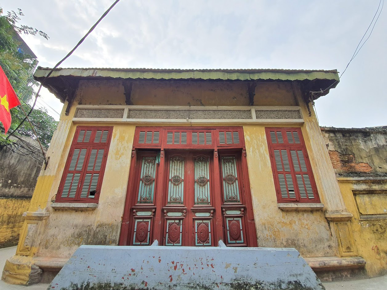 Bí ẩn ngôi nhà “đỏ rực” nổi tiếng nhất nhì làng cổ Cự Đà - Ảnh 3.