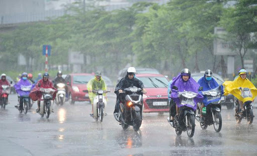 Tin mới: Mưa dông khu vực nội thành Hà Nội, có khả năng xuất hiện lốc, sét và gió giật mạnh - Ảnh 1.