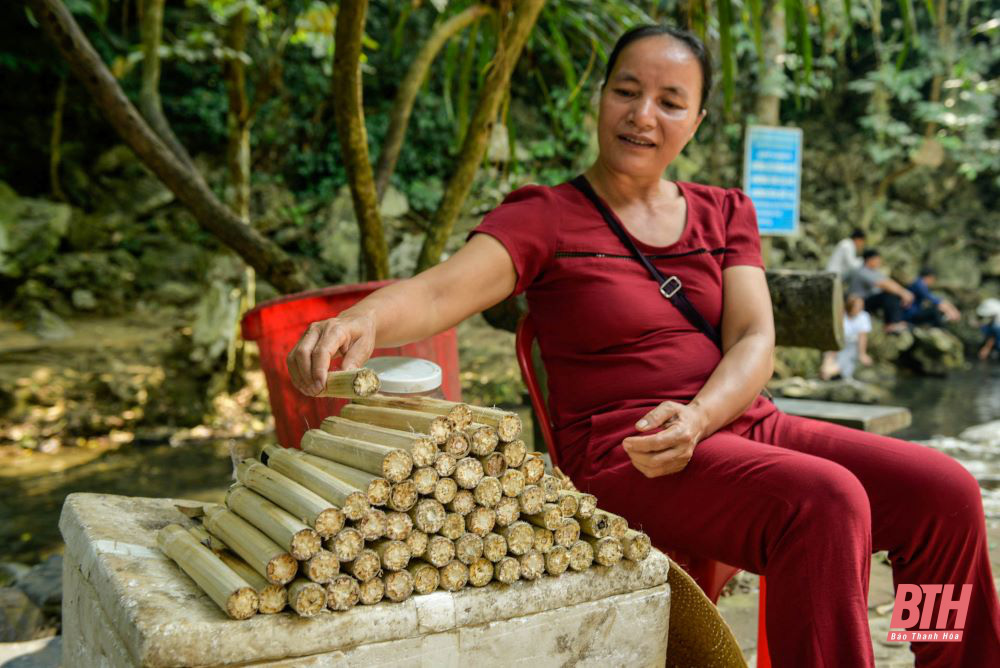 Thanh Hóa: Dòng suối ngầm và đàn “cá thần” linh thiêng, có con nặng tới 30kg - Ảnh 8.