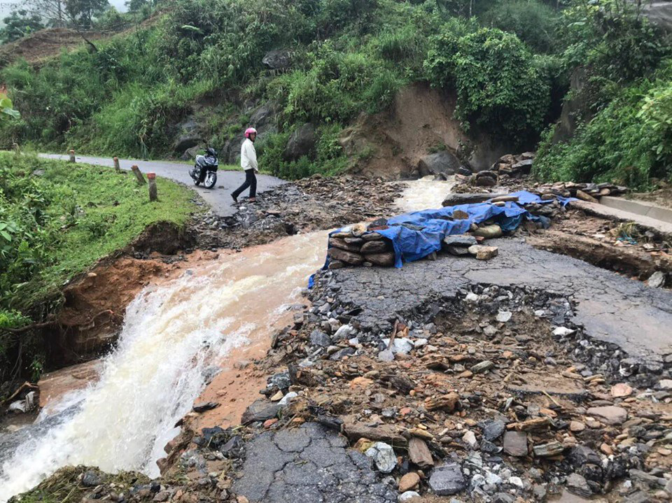 Một số tuyến đường ở Lào Cai sạt lở nghiêm trọng do mưa lũ - Ảnh 2.