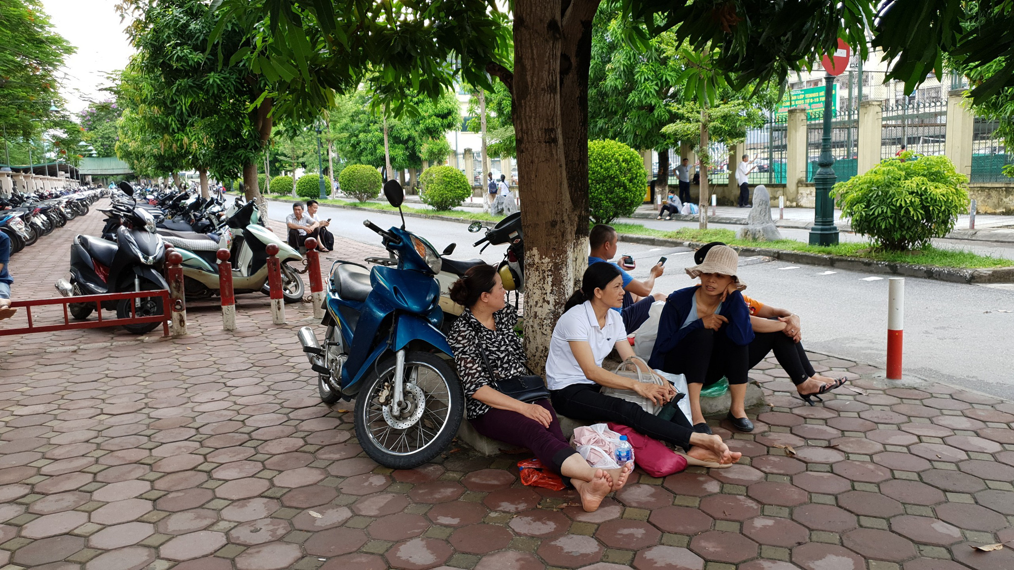 4.000 thí sinh thi chuyên ngoại ngữ: Phụ huynh không đặt nặng áp lực &quot;phải đỗ&quot; - Ảnh 5.