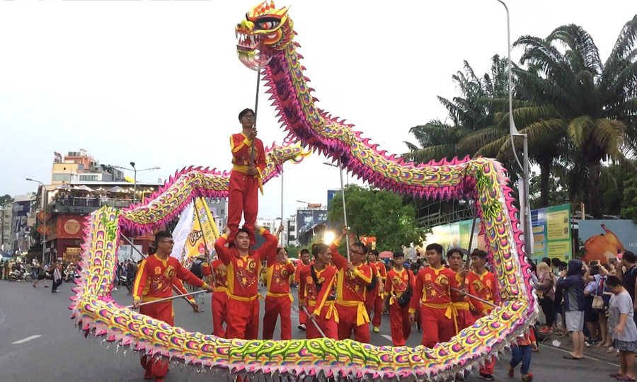 Người Hoa diễu hành mừng Tết Nguyên tiêu thành di sản - Ảnh 12.