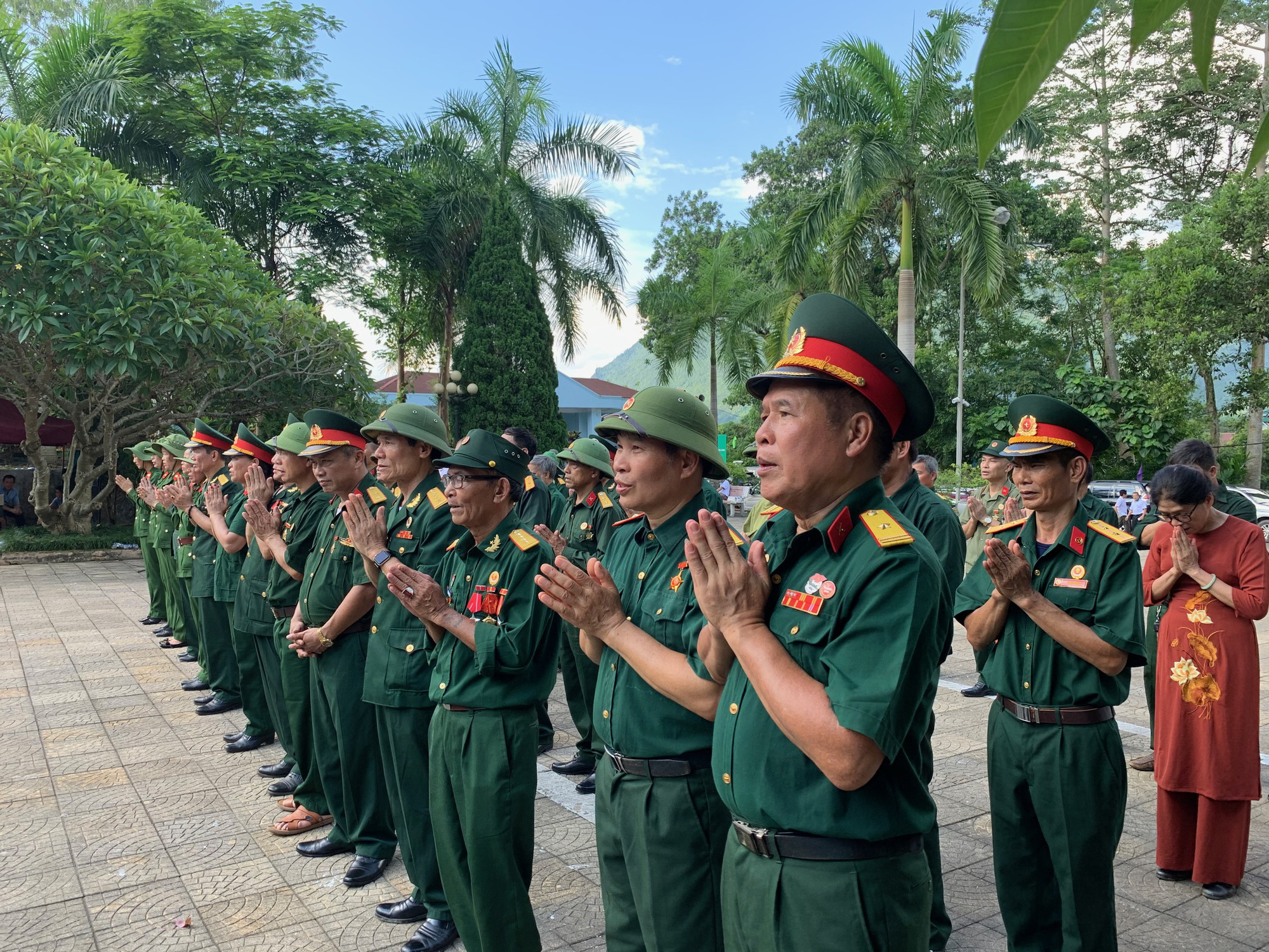 Xúc động chương trình &quot;Tiếp nối hành trình thắp sáng&quot; cùng 60 cựu chiến binh  - Ảnh 1.