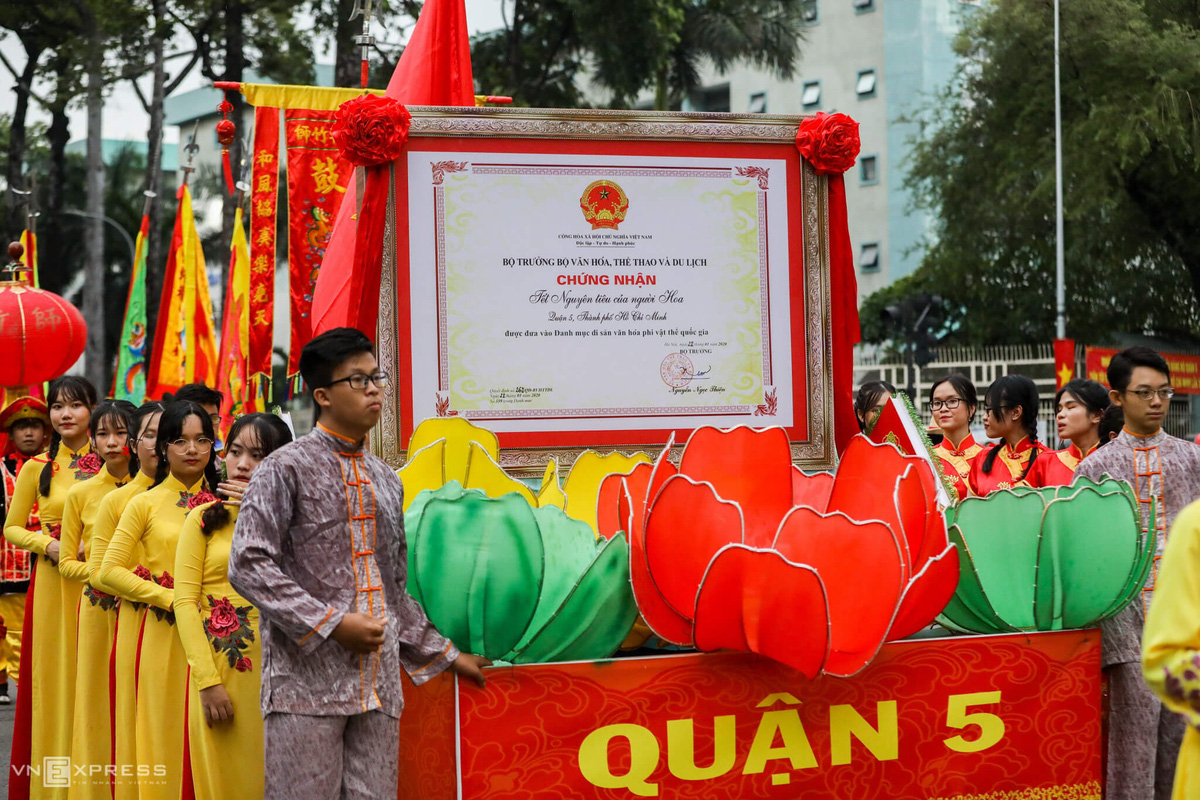 Người Hoa diễu hành mừng Tết Nguyên tiêu thành di sản - Ảnh 11.