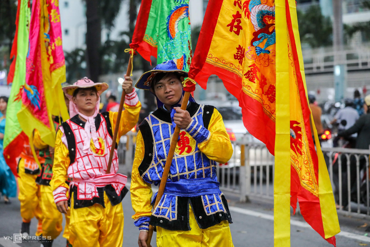 Người Hoa diễu hành mừng Tết Nguyên tiêu thành di sản - Ảnh 2.