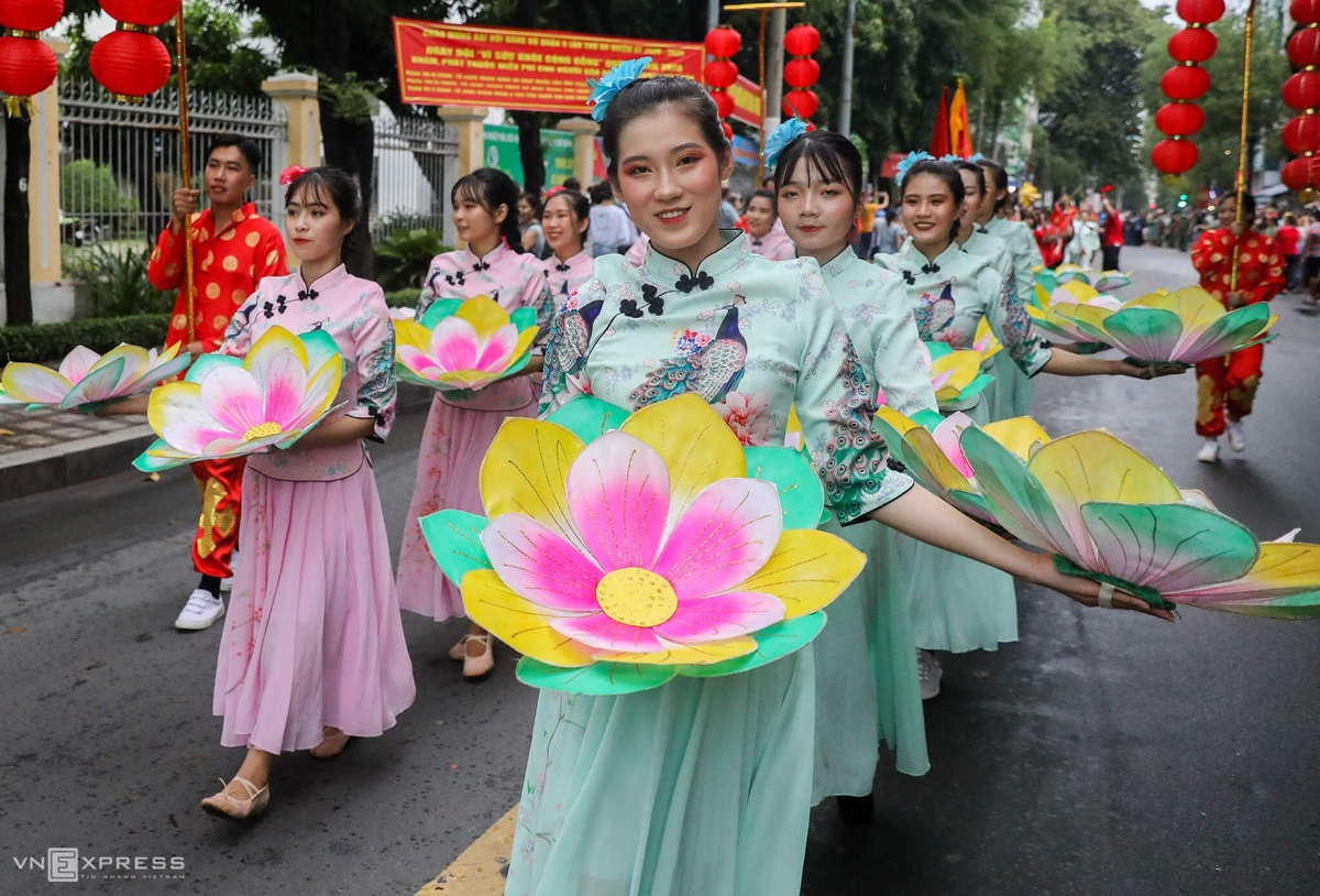 Người Hoa diễu hành mừng Tết Nguyên tiêu thành di sản - Ảnh 3.