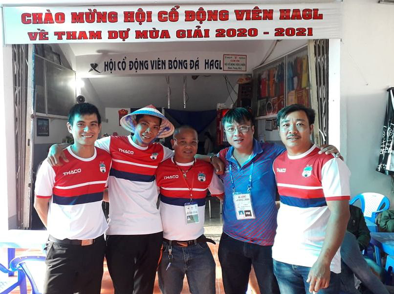 Phó Chủ tịch Hội CĐV HAGL Hồ Thanh Sum (chính giữa) tự hào với những đóng góp của bầu Đức cho bóng đá Việt Nam.