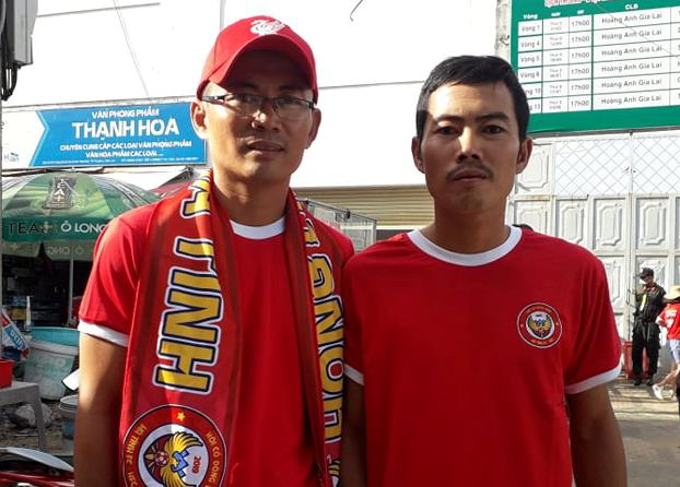 Anh em CĐV Ngô Đức Nga (trái) - Ngô Xuân Long vào sân cổ vũ đội bóng quê hương HL.Hà Tĩnh đấu HAGL.