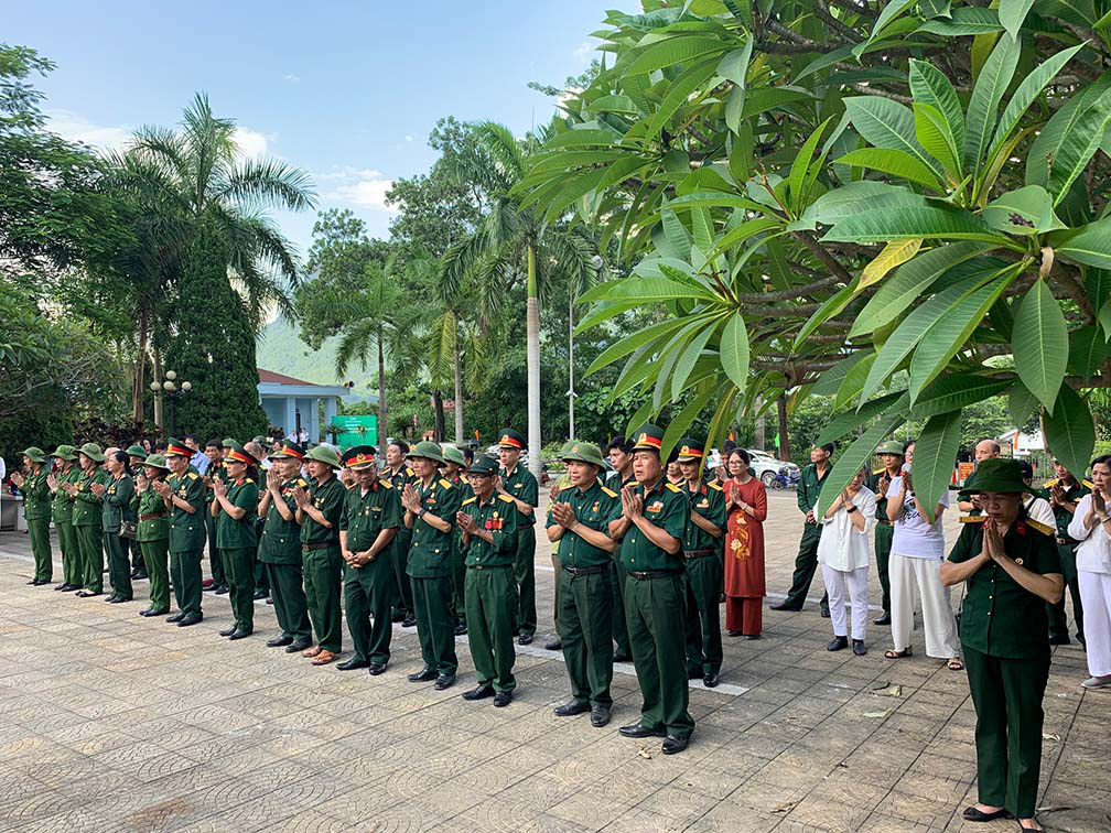 Xúc động chương trình &quot;Tiếp nối hành trình thắp sáng&quot; cùng 60 cựu chiến binh  - Ảnh 2.