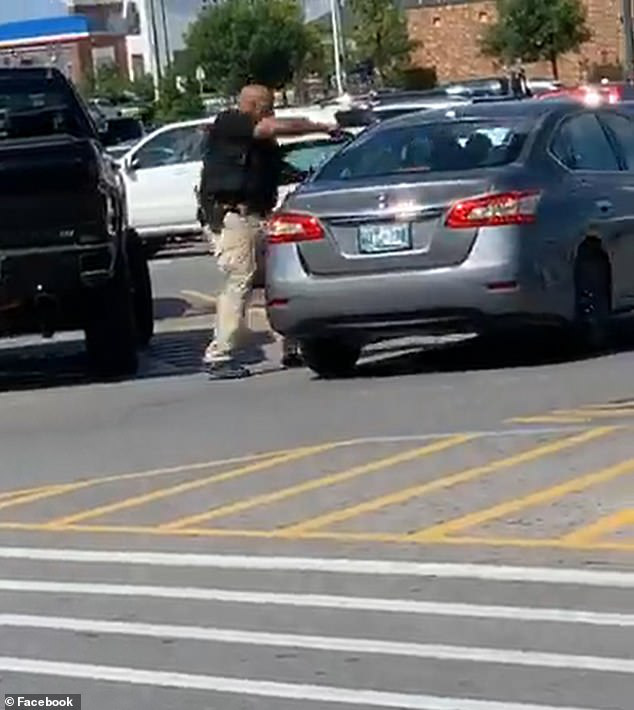 Video: Cảnh sát Mỹ nã 11 phát đạn vào nghi phạm da màu vừa rời siêu thị - Ảnh 2.
