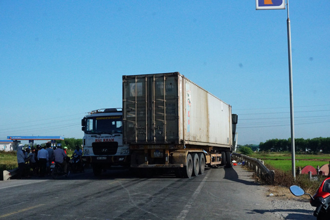 Sau cú đâm trực diện, đầu xe tải và container bị vò nát, 3 người thương vong - Ảnh 1.