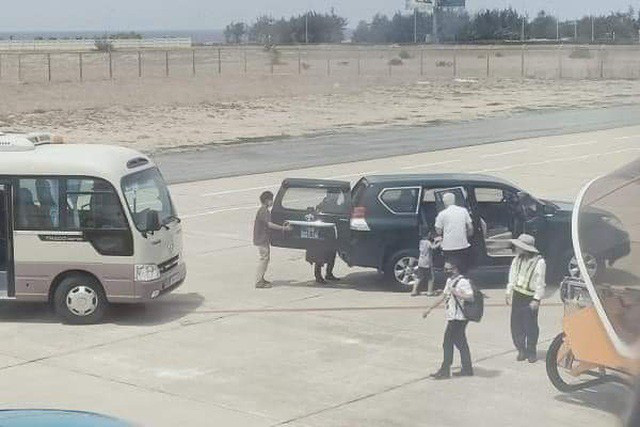 Vụ xe biển xanh vào sân bay: Phó Bí thư Phú Yên đi cùng người thân         - Ảnh 1.