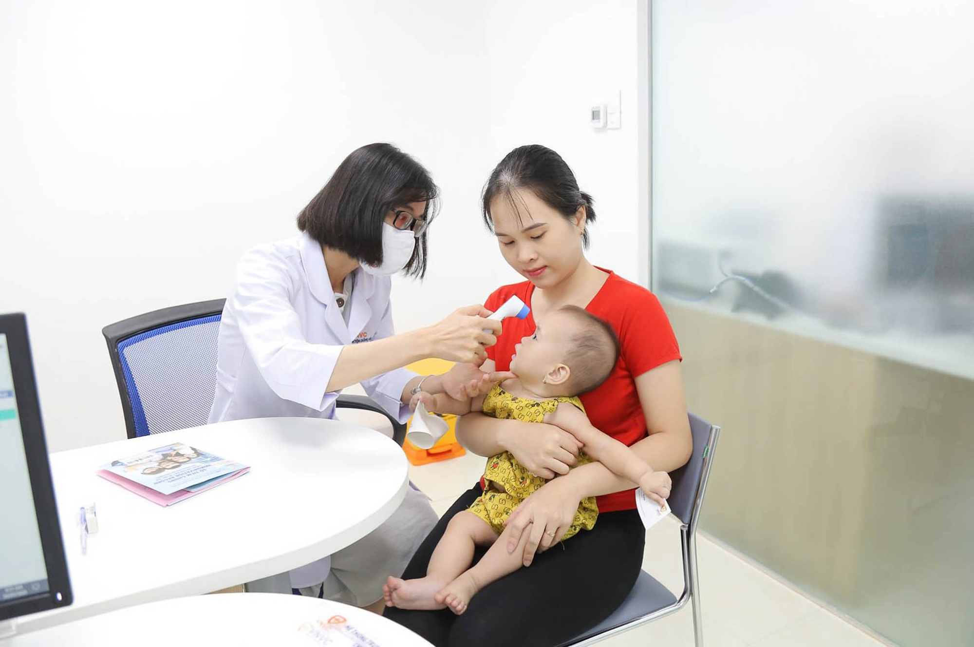 Quyền Bộ trưởng Bộ Y tế Nguyễn Thanh Long: Tiêm vắc xin phòng bạch hầu trên diện rộng  - Ảnh 1.
