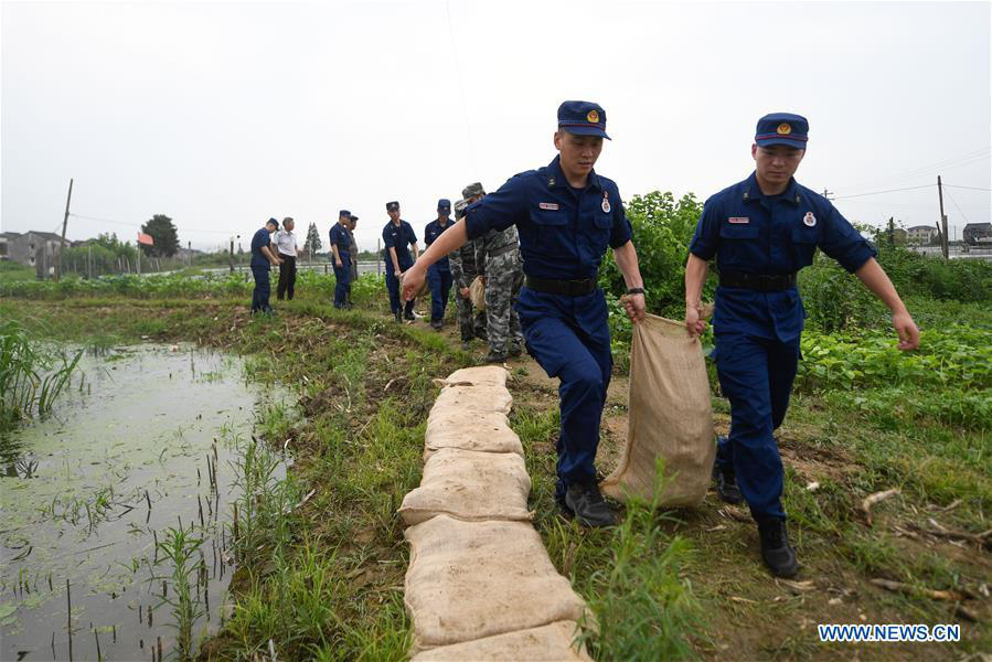 Ảnh: Ngập lụt khắp nơi, Trung Quốc nâng mức độ khẩn lên cấp 3 - Ảnh 3.