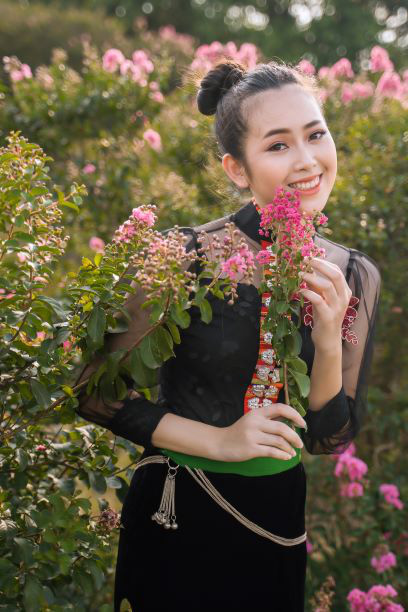 Á khôi sinh viên Việt Nam e ấp bên sắc hồng hoa tường vi - Ảnh 4.