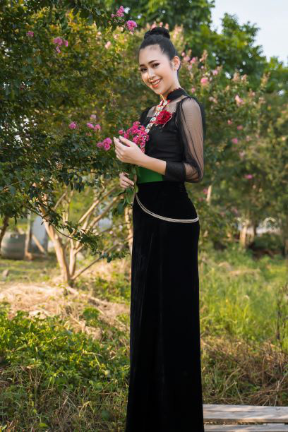 Á khôi sinh viên Việt Nam e ấp bên sắc hồng hoa tường vi - Ảnh 6.