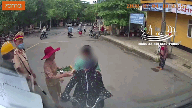 Video: &quot;Ninja&quot; xe đạp điện gan lì chặn đầu xe container - Ảnh 2.