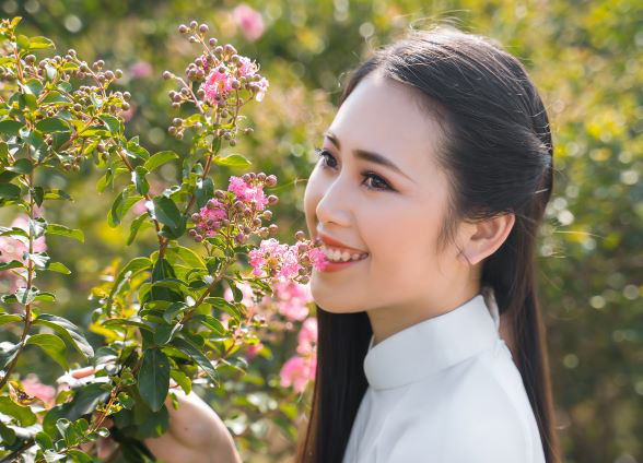 Á khôi sinh viên Việt Nam e ấp bên sắc hồng hoa tường vi - Ảnh 10.