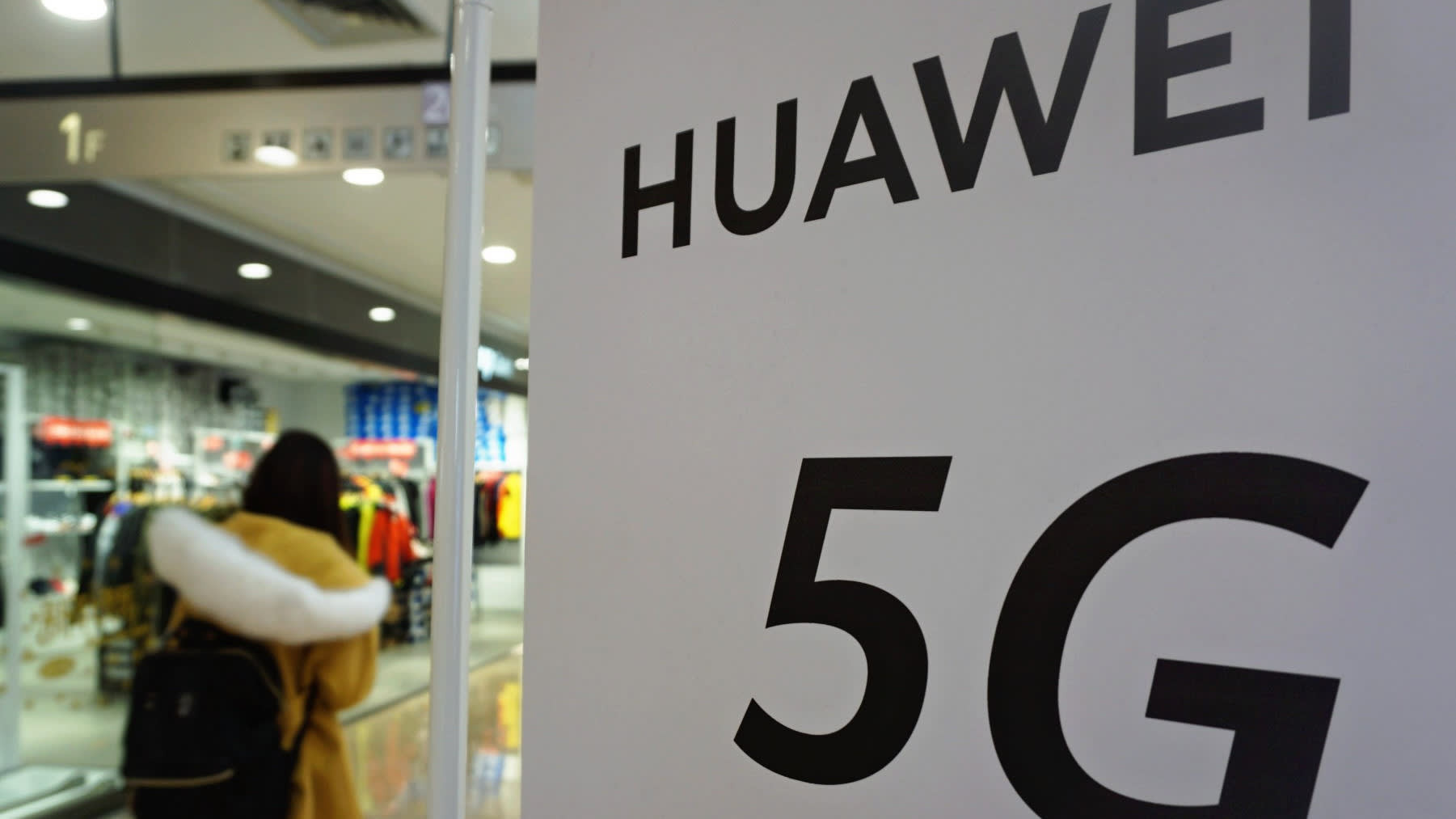 Nhà mạng Anh cảnh báo &quot;cái giá đắt&quot; nếu Chính phủ khăng khăng cấm cửa Huawei - Ảnh 1.