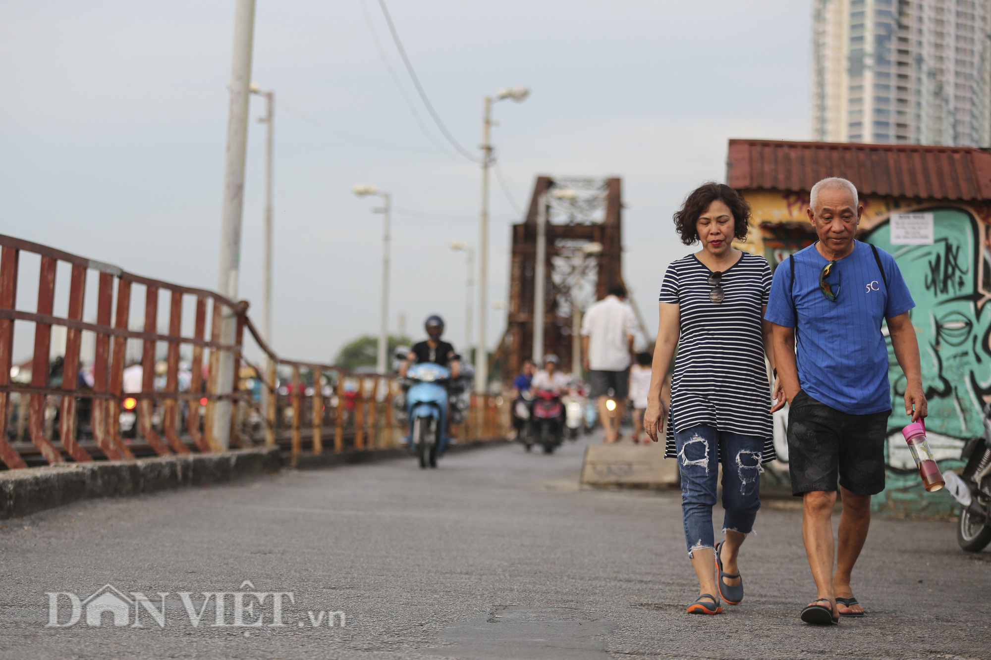 Mặc biển cấm, người dân vẫn vô tư đi bộ trên cầu Long Biên - Ảnh 12.