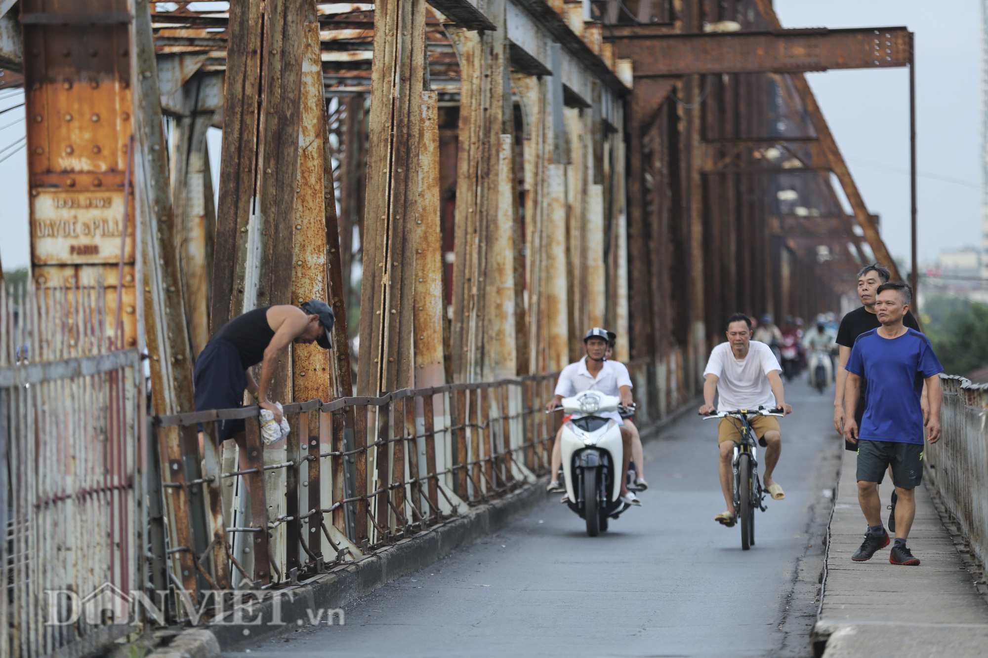 Mặc biển cấm, người dân vẫn vô tư đi bộ trên cầu Long Biên - Ảnh 2.