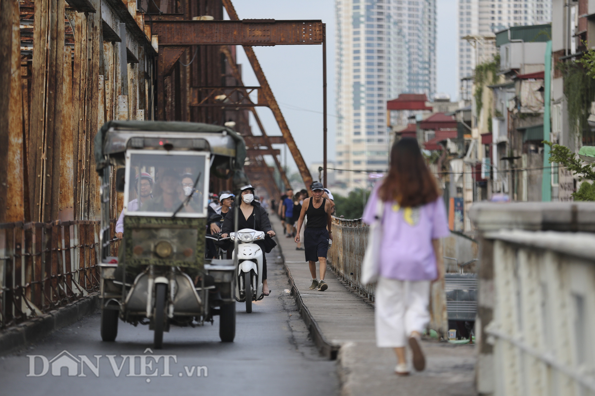 Mặc biển cấm, người dân vẫn vô tư đi bộ trên cầu Long Biên - Ảnh 8.