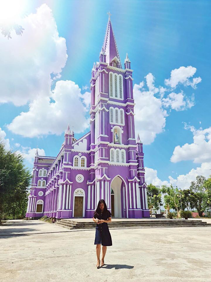 Nhà thờ màu hồng nổi bật: Nhà thờ màu hồng nổi bật là một điểm đến du lịch không thể bỏ qua khi đến Việt Nam. Với sự kết hợp giữa kiến trúc đẹp mắt và màu sắc nổi bật, nhà thờ này gợi lên cảm giác bình yên và hòa nhập với không gian. Được xây dựng từ các vật liệu tự nhiên, nhà thờ màu hồng nổi bật là một điểm đến vô cùng độc đáo.