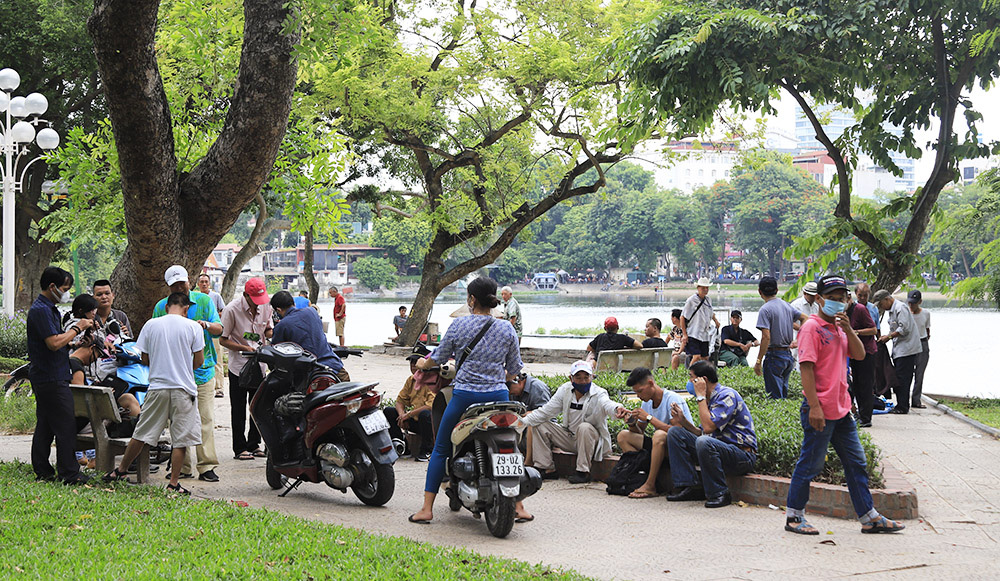 Nhiều quán trà đá ngang nhiên hoạt động bất chấp ''lệnh'' tạm dừng - Ảnh 8.