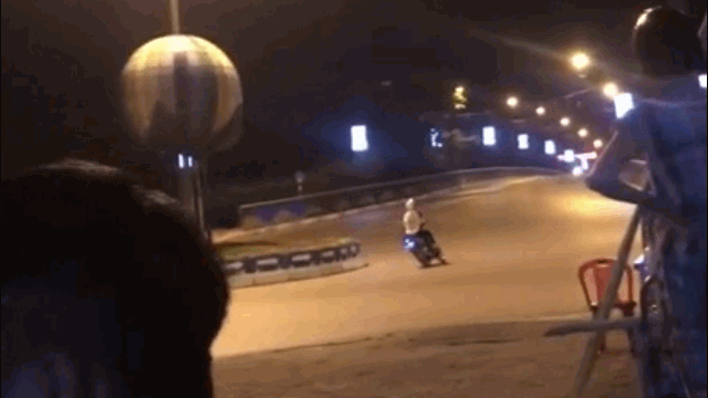 Video: Hai quái xế lao vào nhau như tên bắn khiến xe trượt dài, tóe lửa trên đường - Ảnh 2.