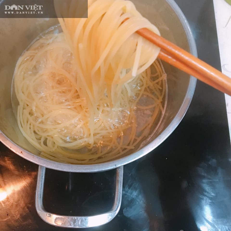 Rủ con vào bếp cùng làm món bim bim từ mỳ spaghetti - Ảnh 2.