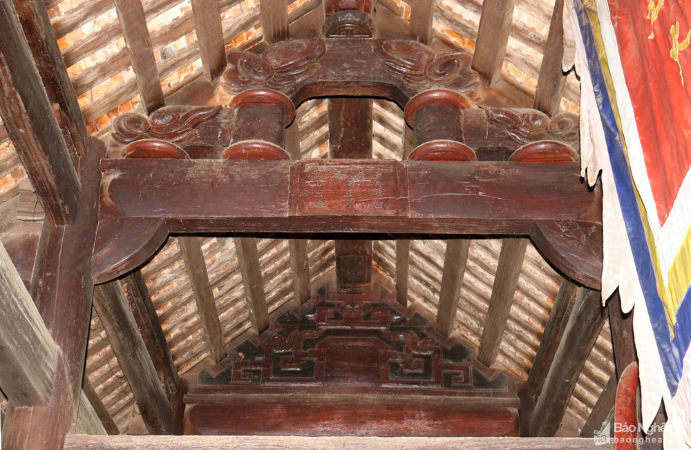 Độc đáo &quot;nét chạm trổ phượng long&quot; của ngôi đền cổ làng trung du Nghệ An - Ảnh 2.