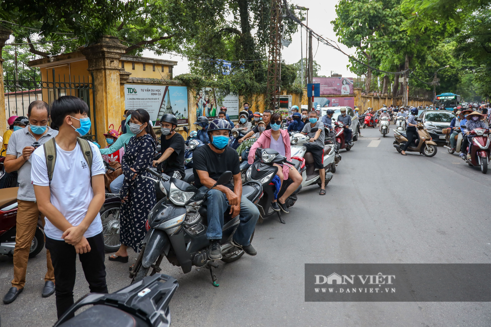 Sĩ tử thở phào nhẹ nhõm vì đề Tiếng Anh vừa sức, tự tin được 8 điểm trở lên - Ảnh 2.