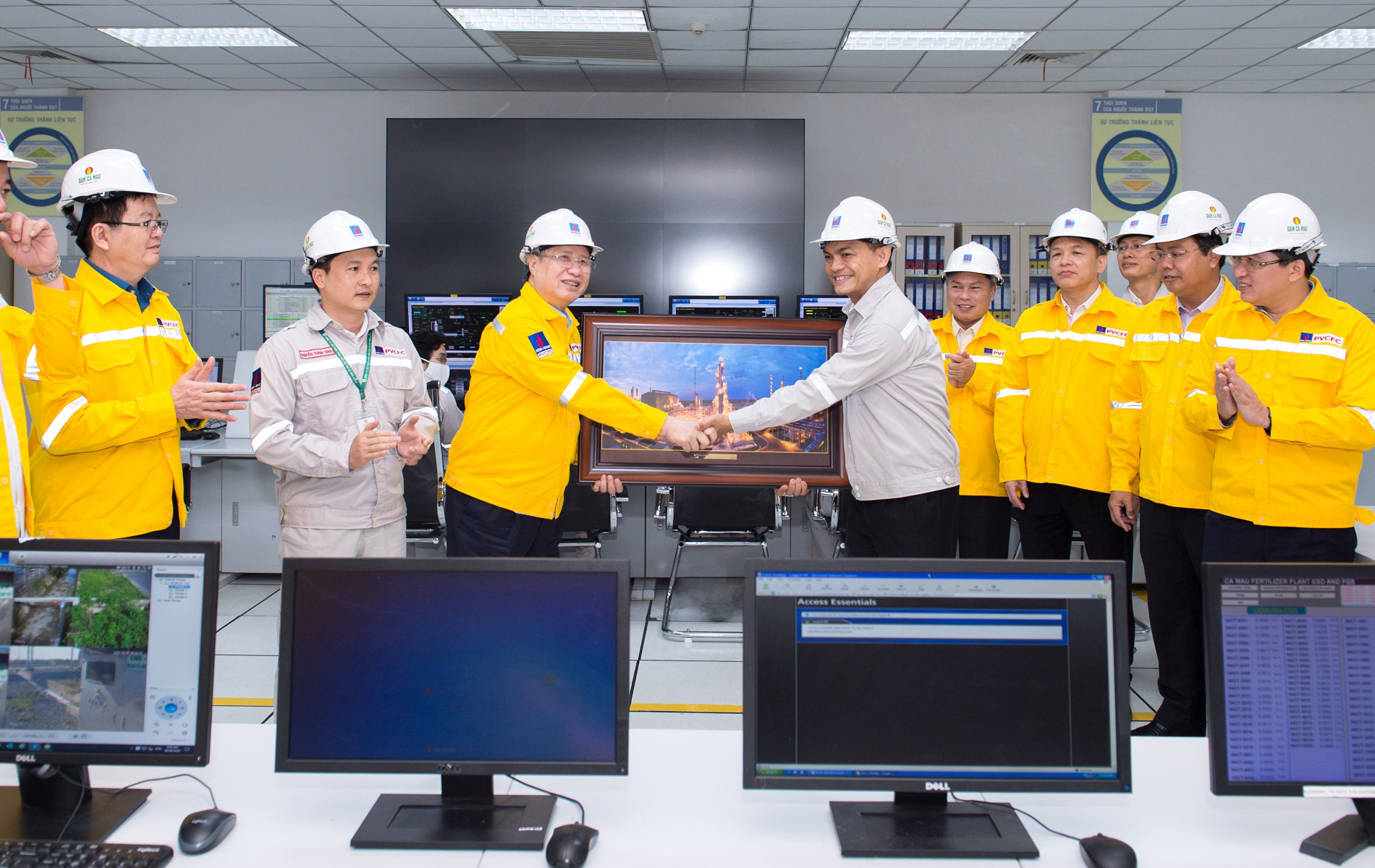 Đồng chí Trần Quốc Vượng thăm cụm công nghiệp Khí Điện Đạm Cà Mau: Tiết kiệm năng lượng, quản trị hiệu quả - Ảnh 2.