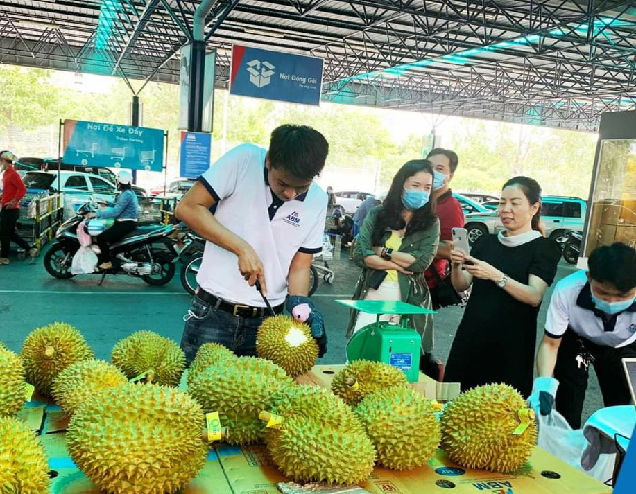 Sầu riêng Malaysia giá tiền triệu vẫn cháy hàng giữa lúc sầu riêng Việt rẻ rề - Ảnh 1.