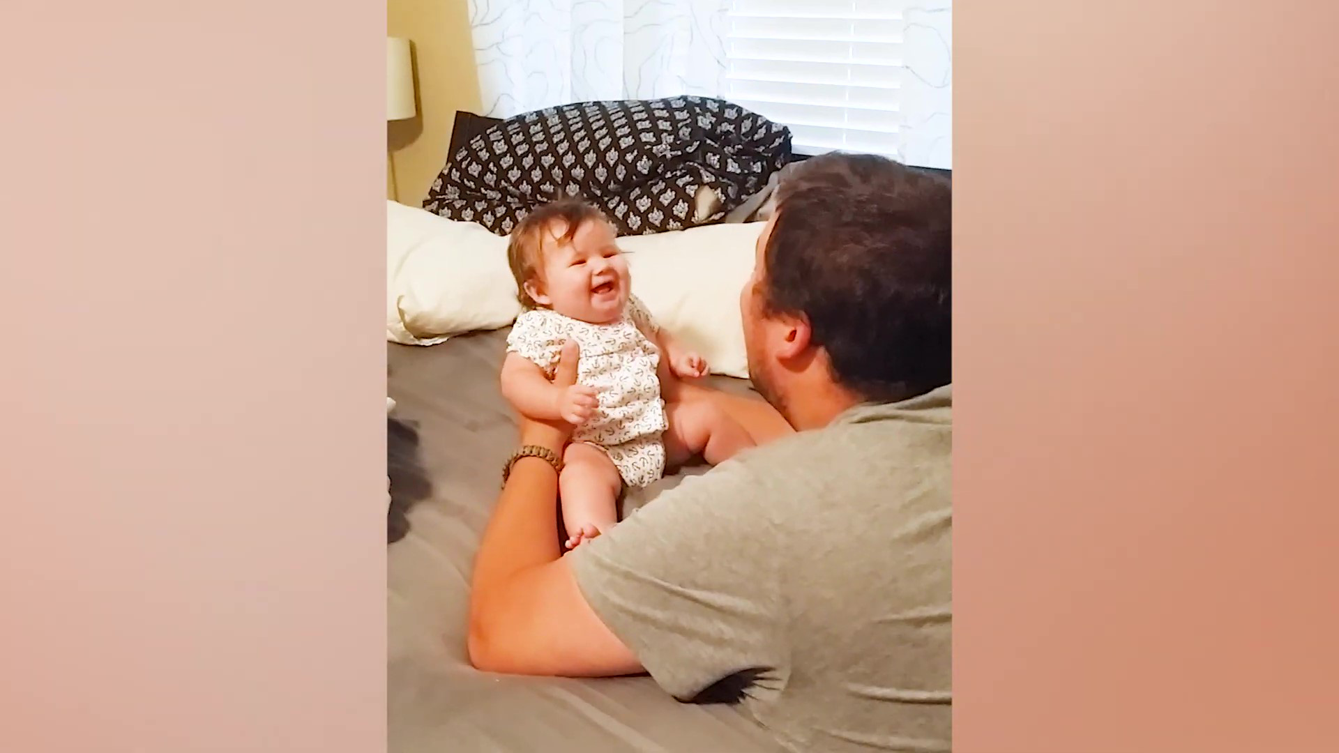 Video: &quot;Tan chảy&quot; với những tiếng cười trẻ thơ khi chơi với bố - Ảnh 5.