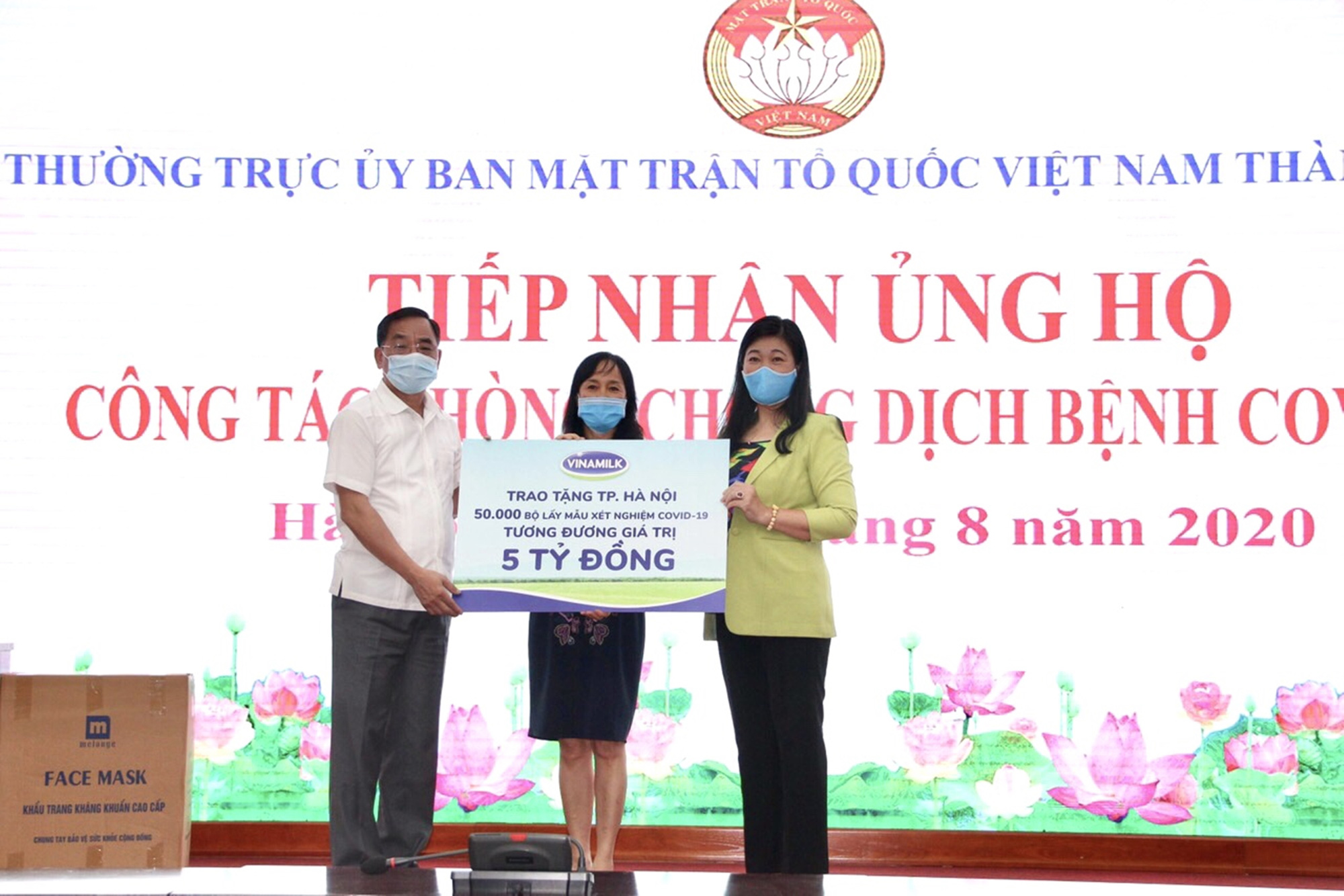 Vinamilk ủng hộ 8 tỷ đồng cho Hà Nội và 3 tỉnh miền Trung chống dịch Covid-19 - Ảnh 1.