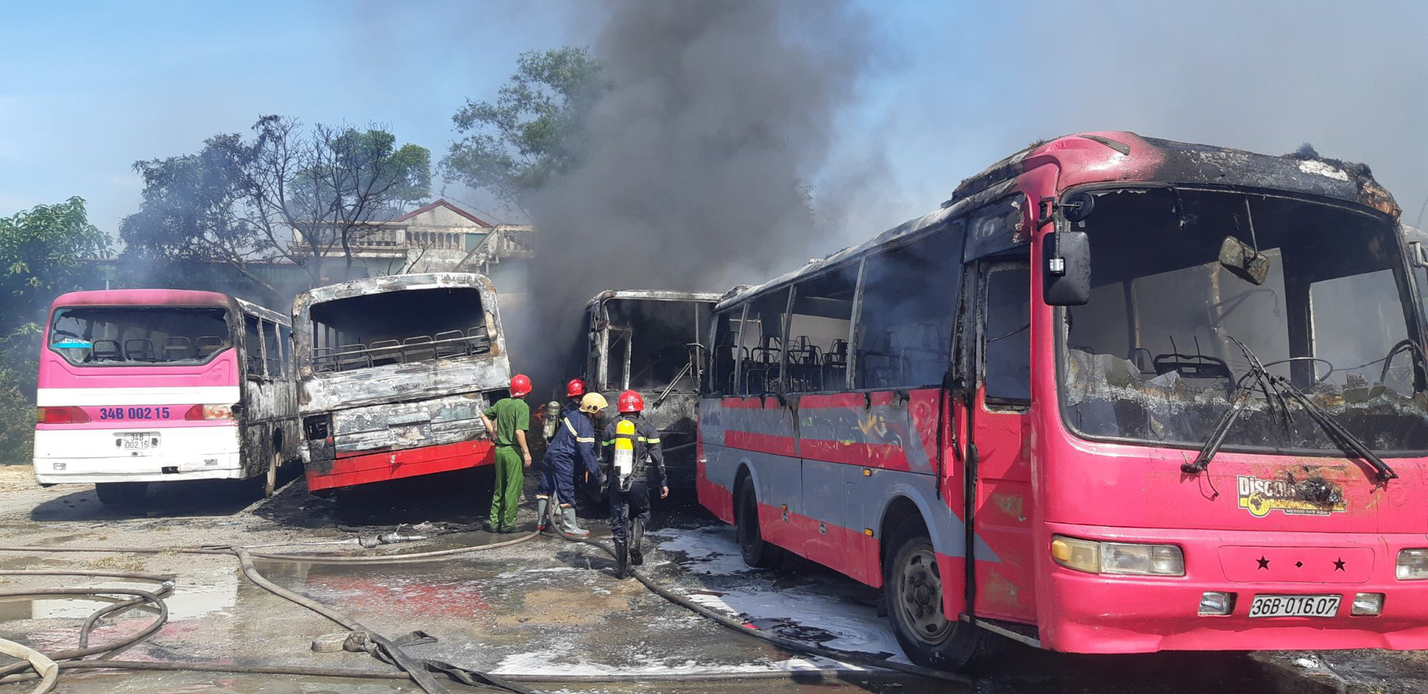 Thanh Hoá: Khống chế được đám cháy tại bãi giữ xe, 6 ô tô bị thiêu rụi  - Ảnh 1.