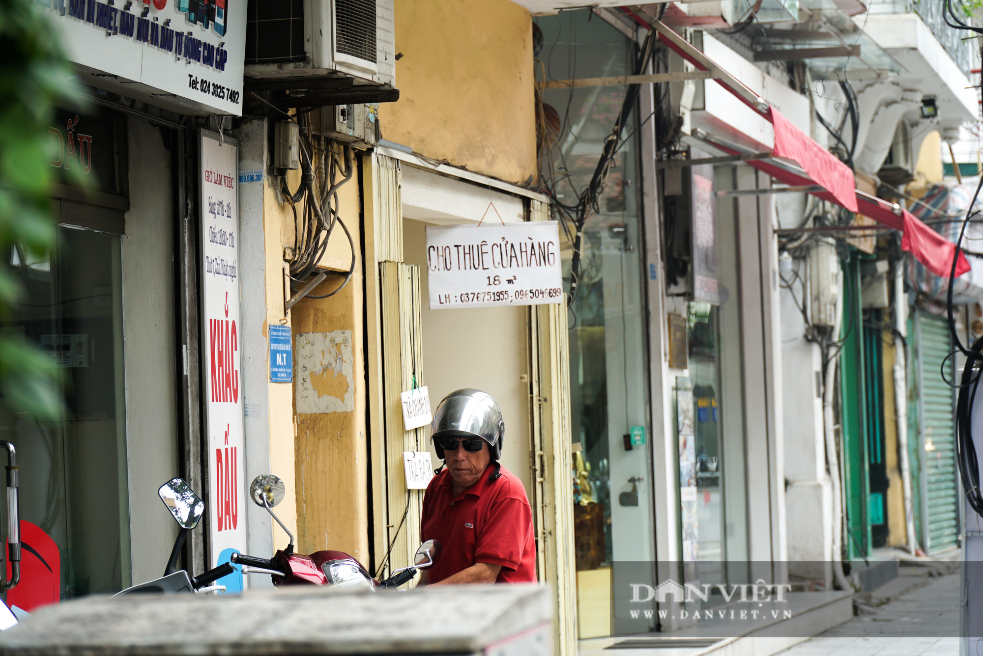 Dịch Covid-19 xuất hiện trở lại, hàng quán đóng cửa, phố cổ Hà Nội đìu hiu vắng vẻ - Ảnh 2.