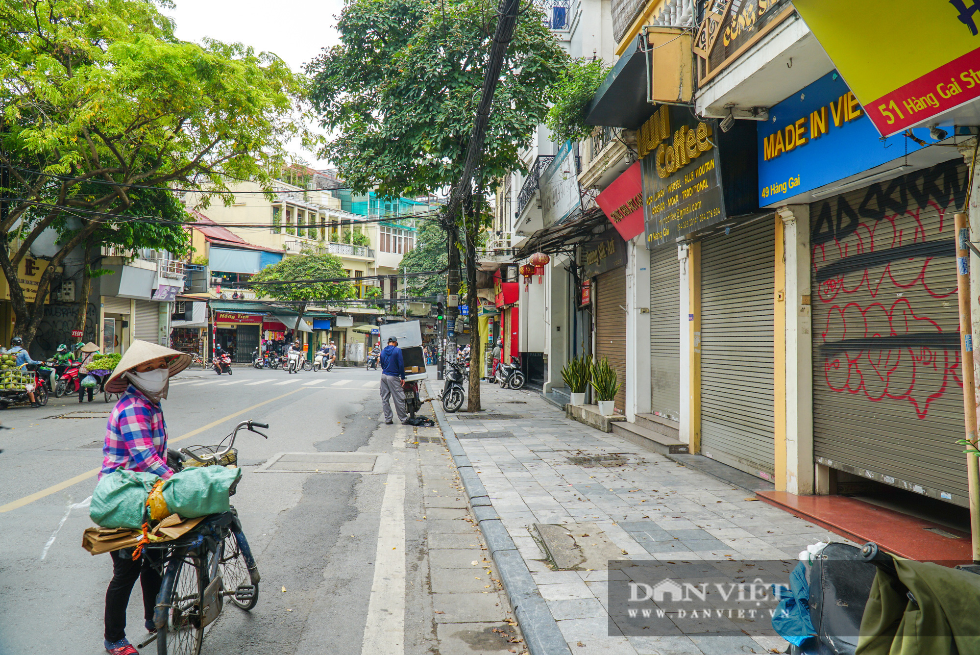 Dịch Covid-19 xuất hiện trở lại, hàng quán đóng cửa, phố cổ Hà Nội đìu hiu vắng vẻ - Ảnh 3.