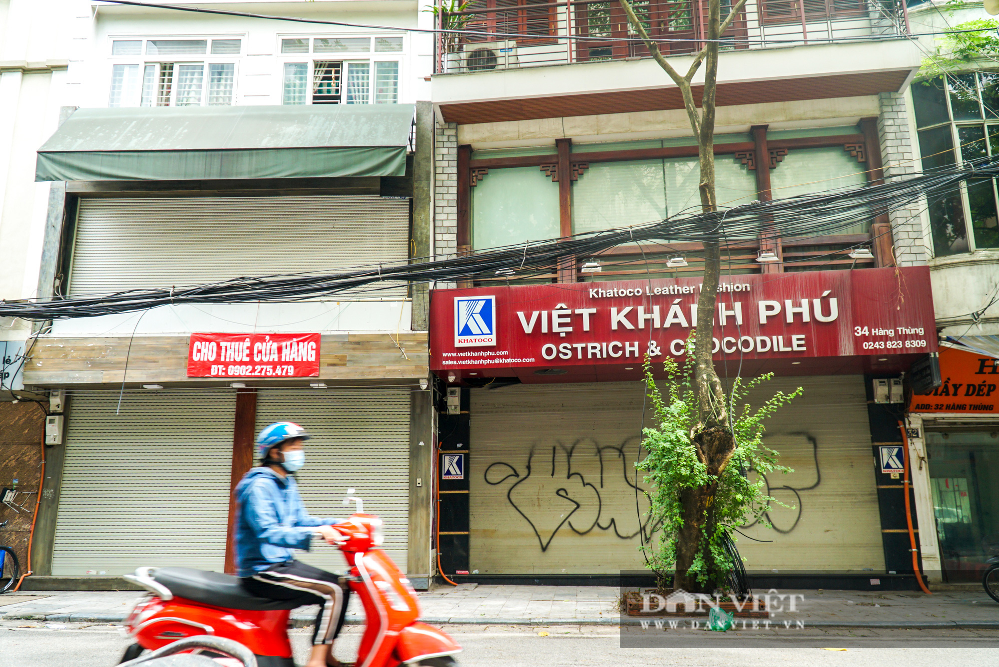 Dịch Covid-19 xuất hiện trở lại, hàng quán đóng cửa, phố cổ Hà Nội đìu hiu vắng vẻ - Ảnh 8.