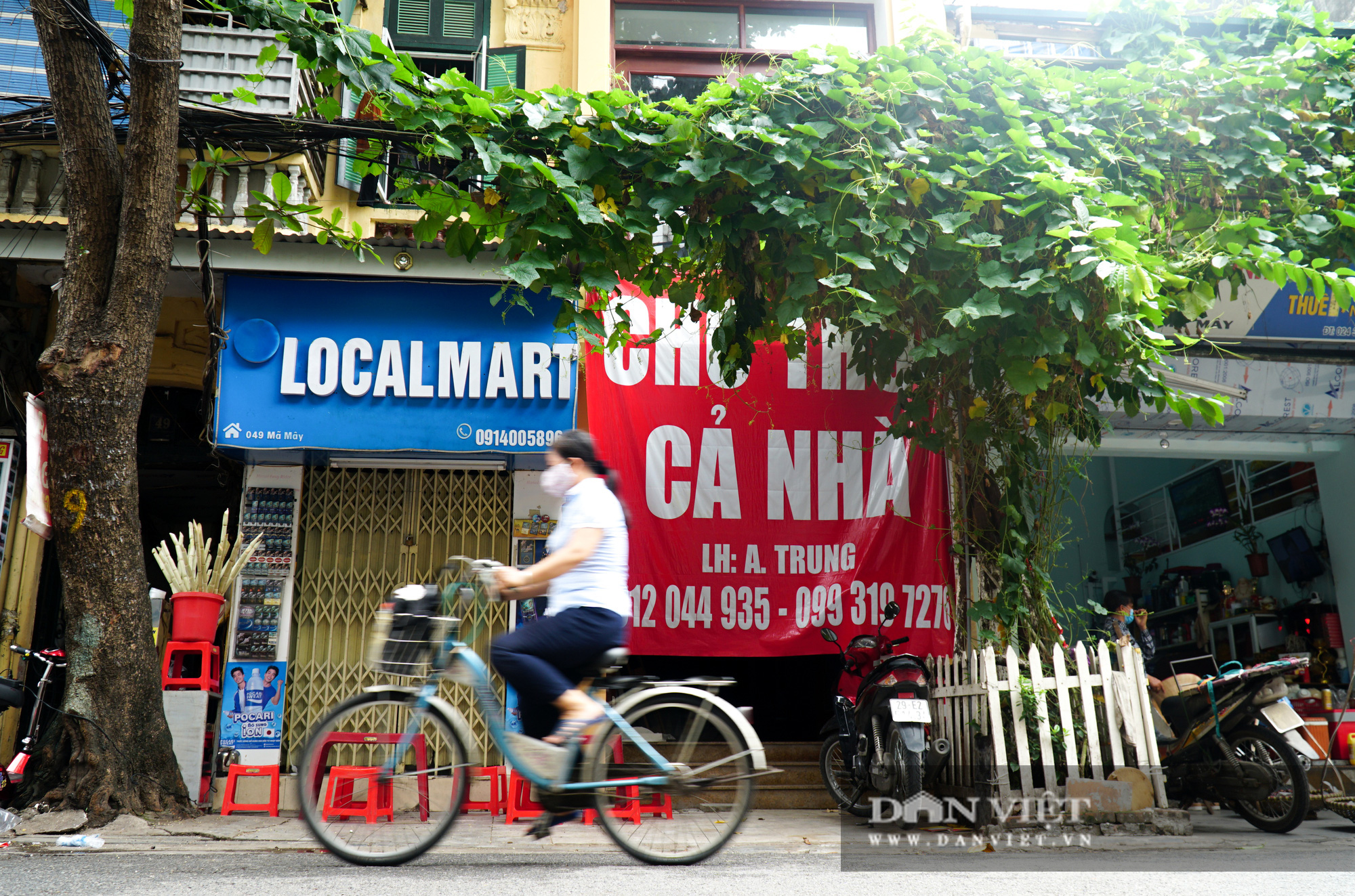 Dịch Covid-19 xuất hiện trở lại, hàng quán đóng cửa, phố cổ Hà Nội đìu hiu vắng vẻ - Ảnh 12.