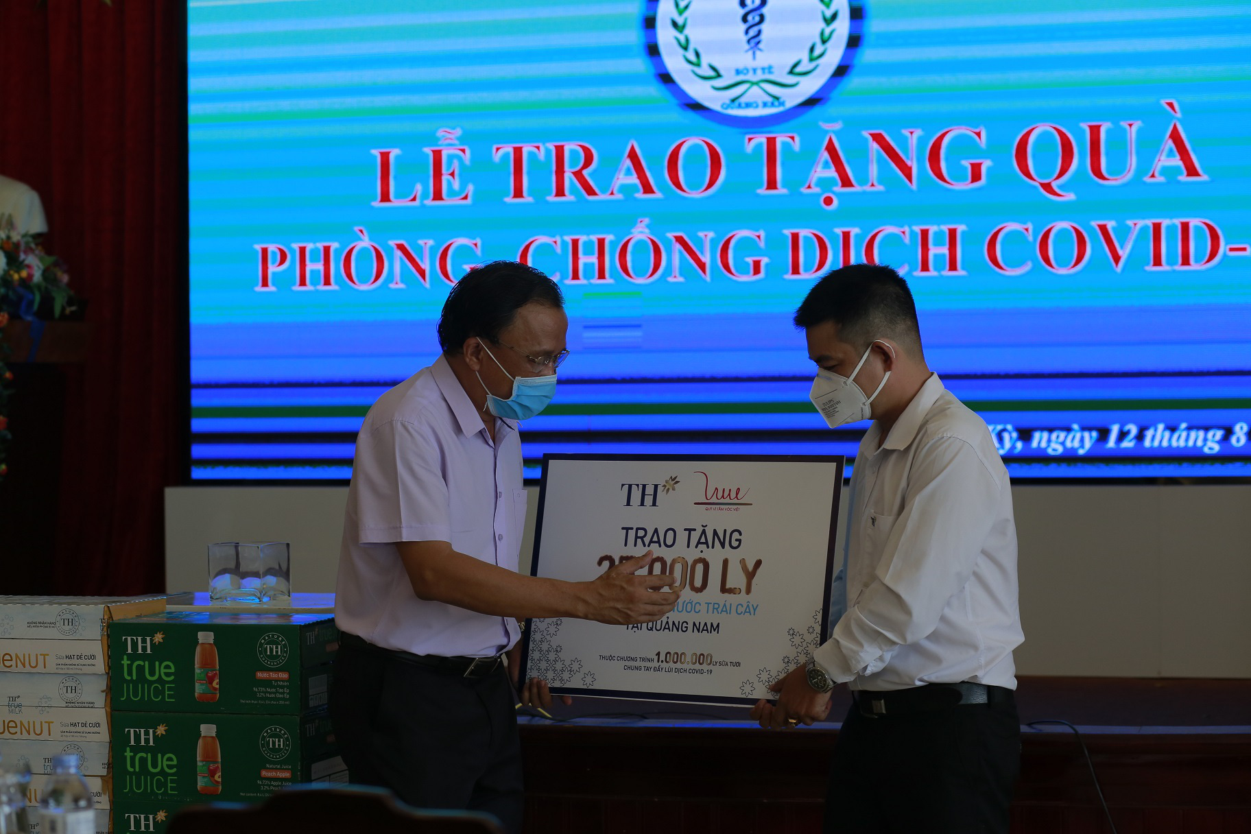 Tập đoàn TH trao 50.000 ly sữa tiếp sức cho phòng chống dịch Covid-19 tại Đà Nẵng, Quảng Nam - Ảnh 2.