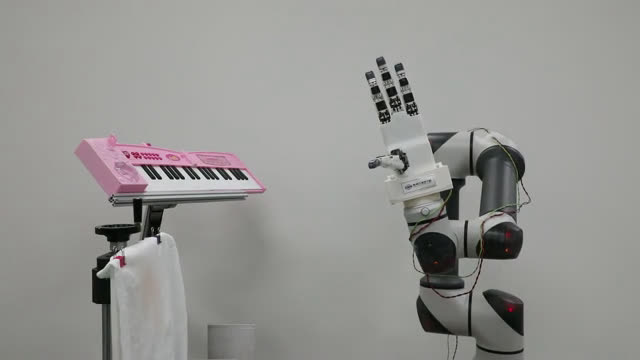 Thú vị: Robot Hàn Quốc chơi đàn piano một cách duyên dáng - Ảnh 1.