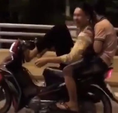 Thiếu niên 14 tuổi dùng chân lái xe máy trên đường - Ảnh 1.