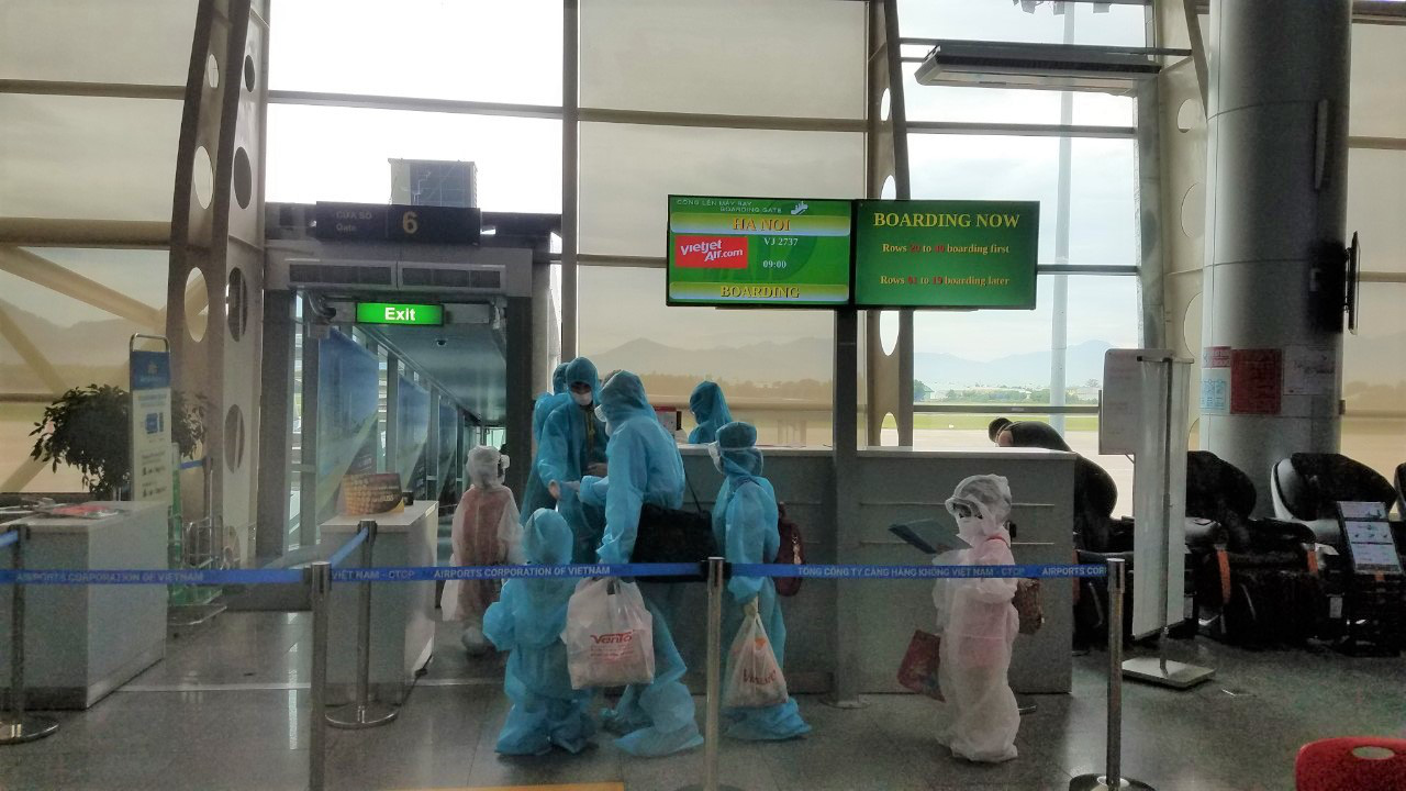 Chuyến bay đặc biệt đưa hành khách mắt kẹt tại Đà Nằng về Hà Nội và TP HCM - Ảnh 4.