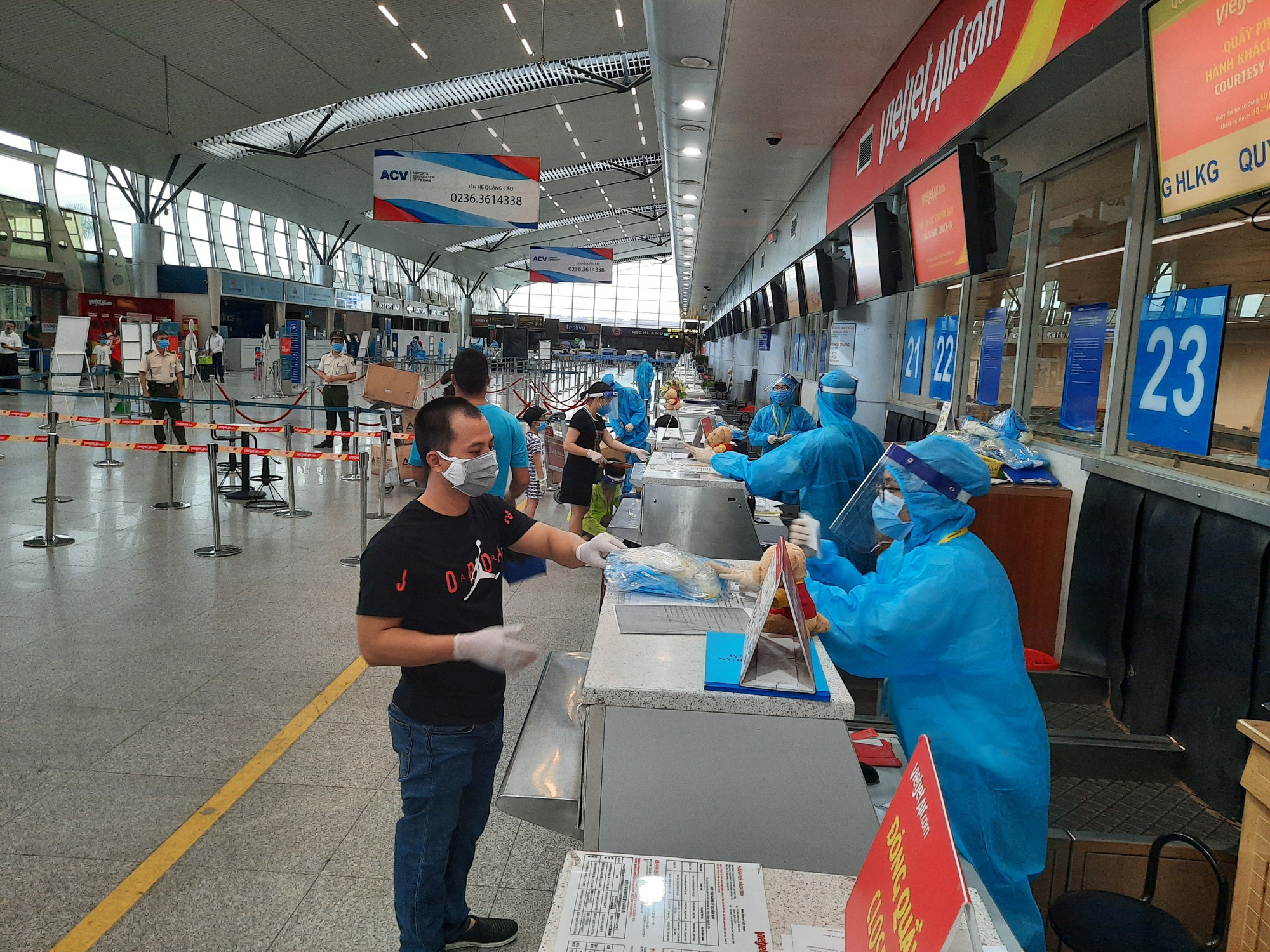 Vietjet đưa hơn 800 khách từ tâm dịch Đà Nẵng trở về nhà - Ảnh 4.