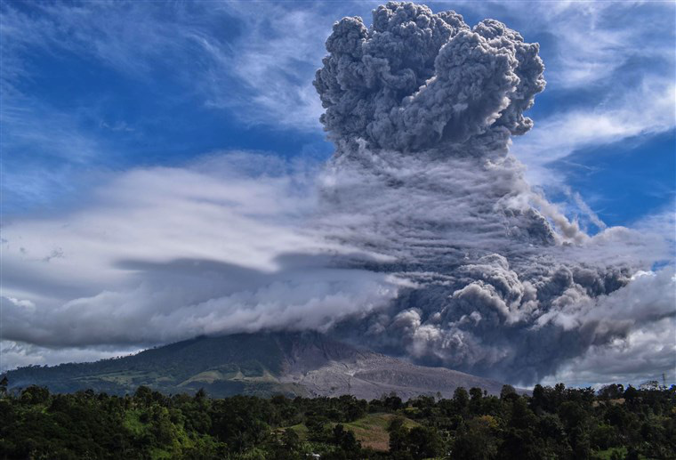 Hàng loạt tiếng nổ vang trời, núi lửa phun trào cột tro cao 2km - Ảnh 1.