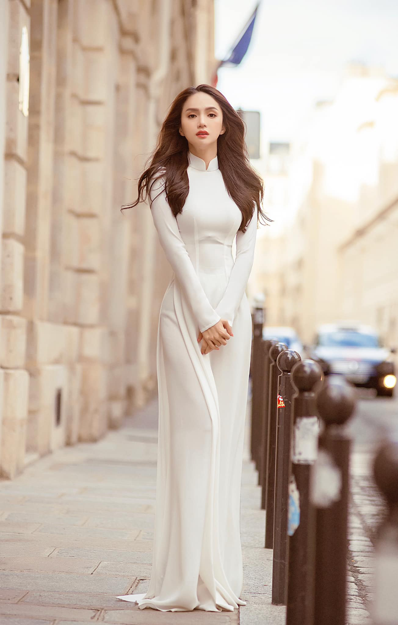 Hương Giang mặc áo dài trắng tinh đẹp tựa nữ thần ở Pháp, &quot;thả thính&quot; gây &quot;bão&quot; mạng - Ảnh 1.