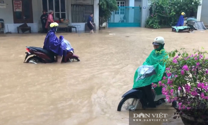 Mưa lớn: Một số tuyến đường trên TP. Sơn La chìm trong biển nước - Ảnh 2.