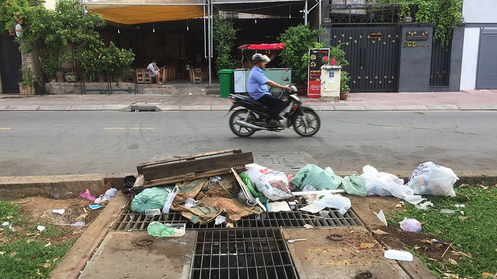 TP.HCM: Quản lý việc thải bỏ, thu gom rác thải cồng kềnh - Ảnh 1.